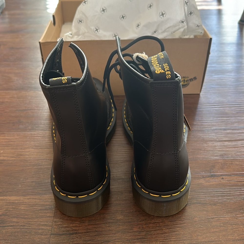 New in Box Dr. Martens Black Smooth Leather 1460 Lace-Up Boots - Picture 3 of 7